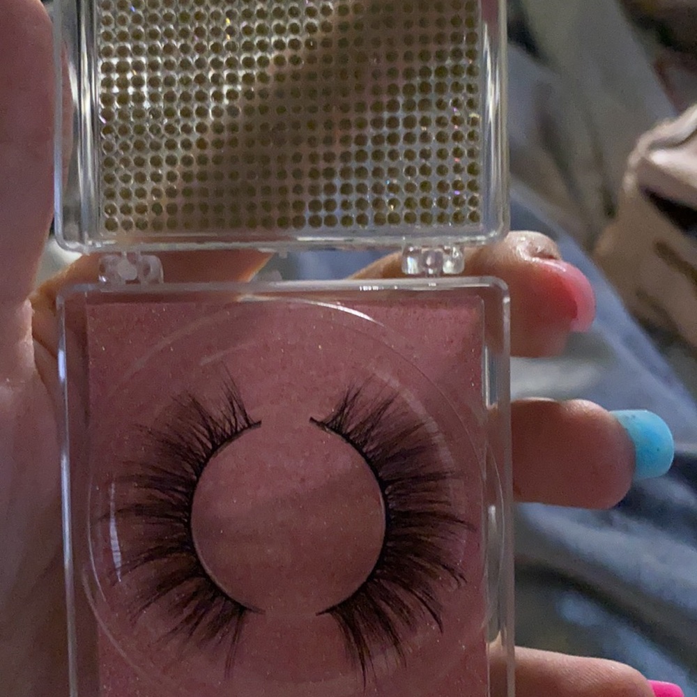 Lashes - Picture 6 of 7